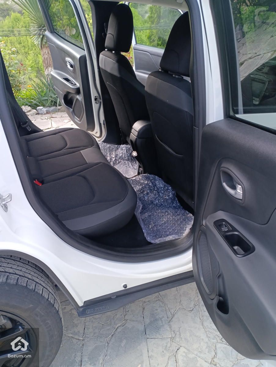 Jeep Renegade - image 11
