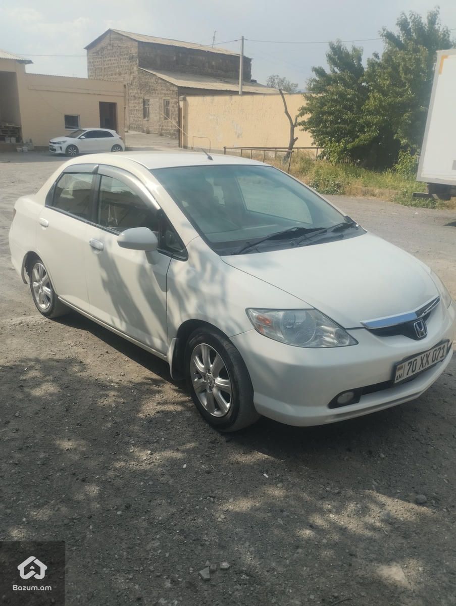 Honda Fit Aria - image 1