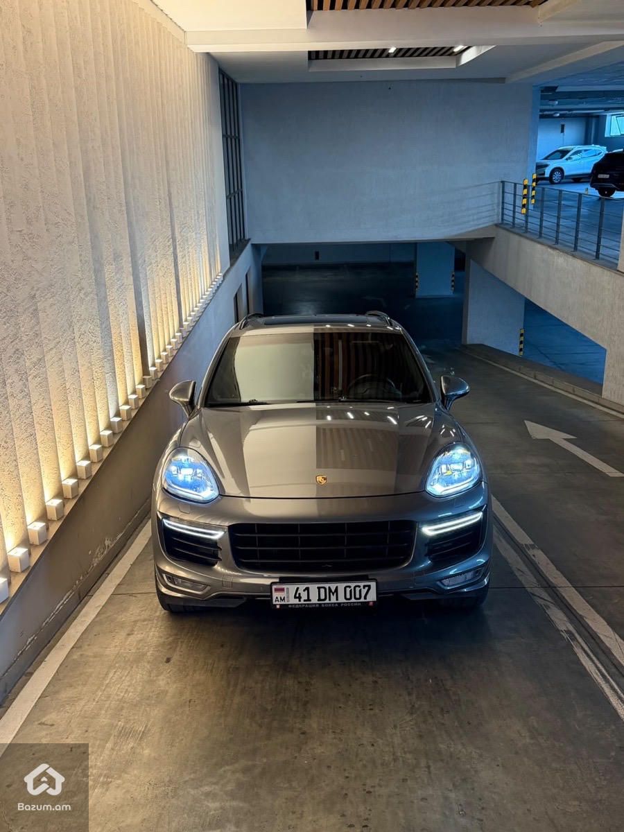 Porsche Cayenne - image 1
