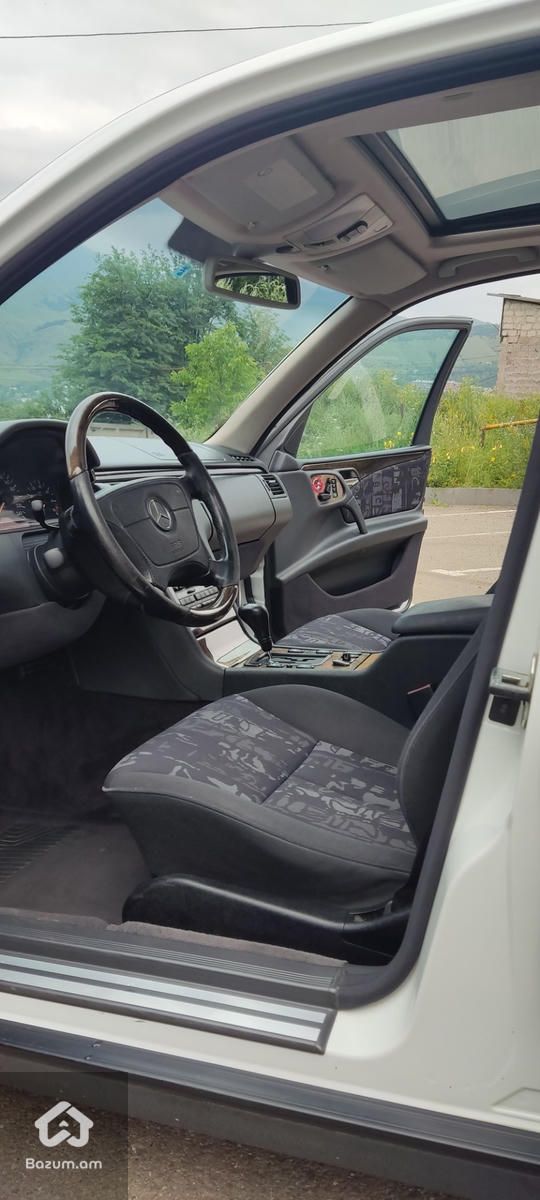 Mercedes-Benz E-Class W210 - image 33