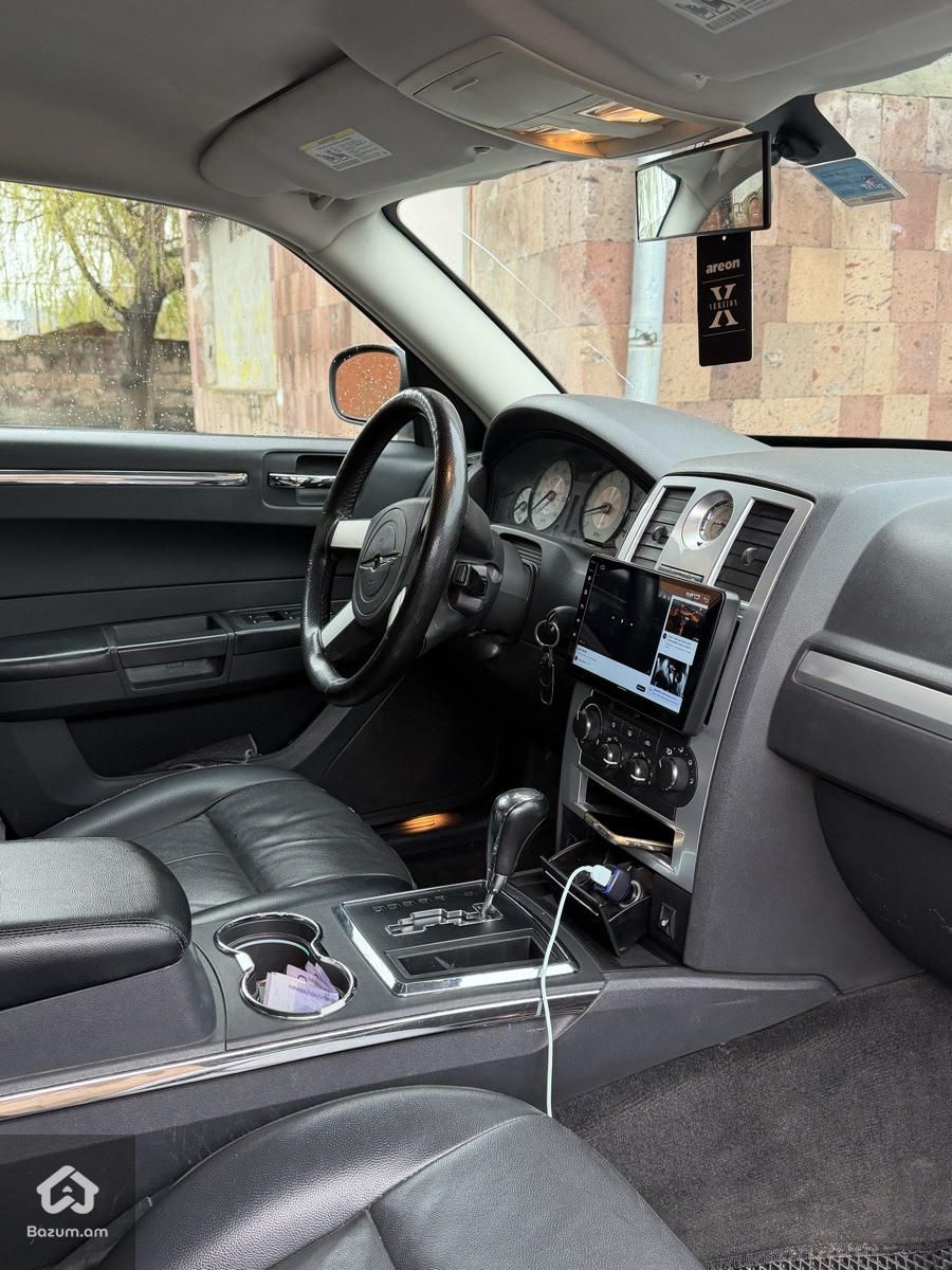 Chrysler 300C 2010 - image 2