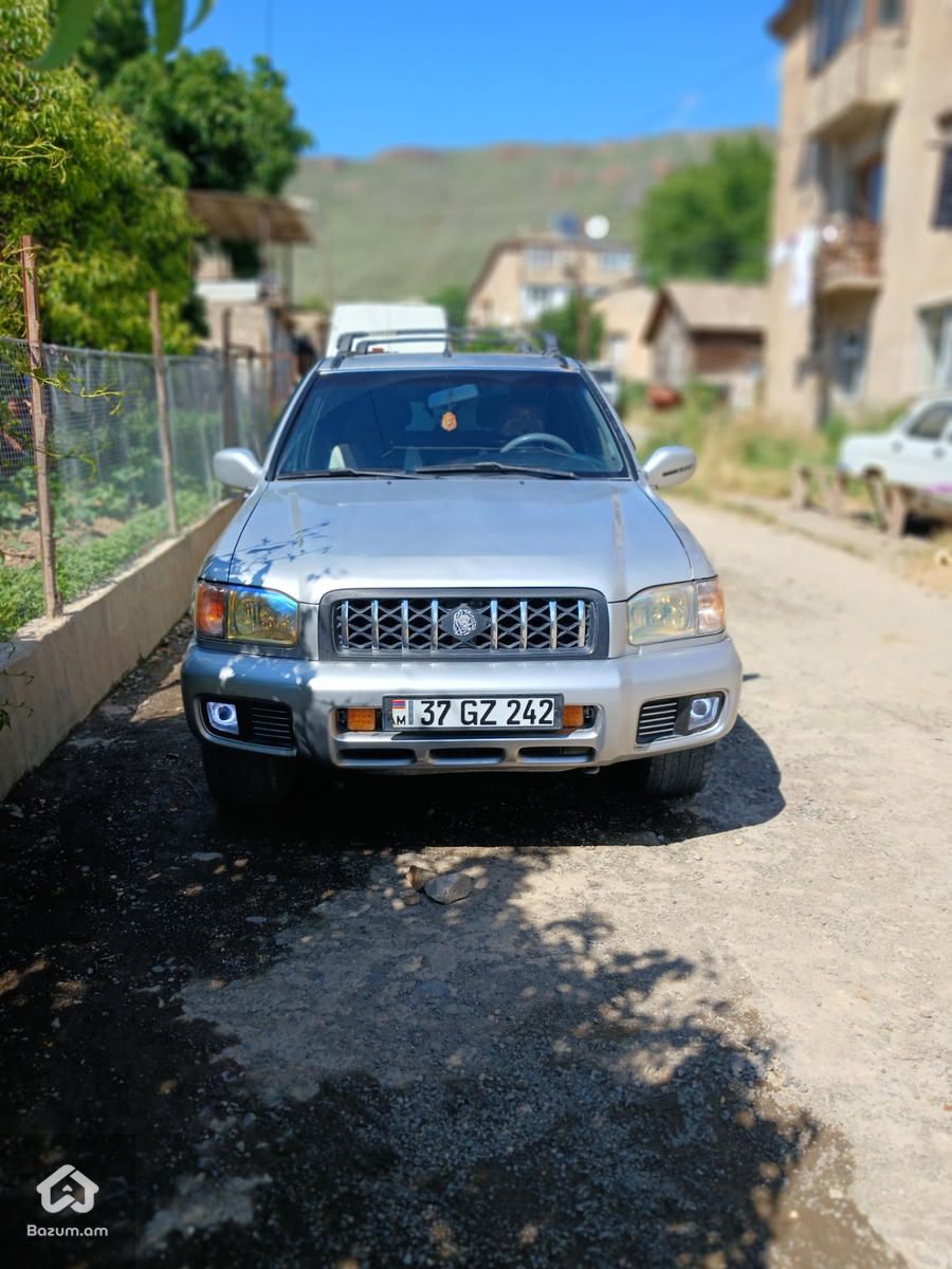 Nissan Pathfinder 2001 - image 1