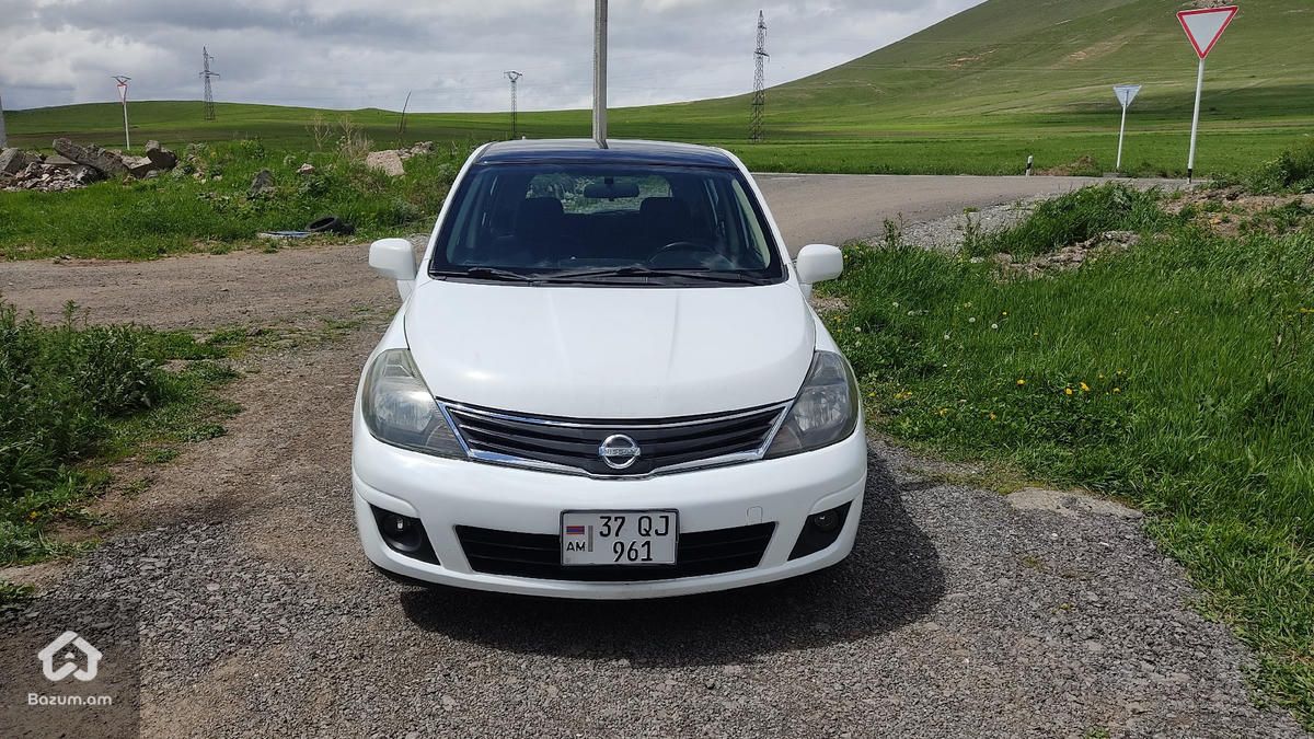 Nissan Versa - image 4