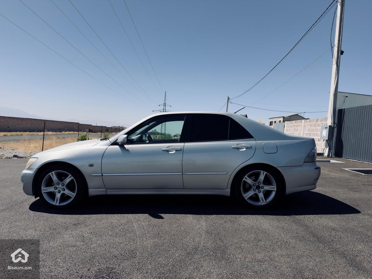 Toyota Altezza 2001 - image 2