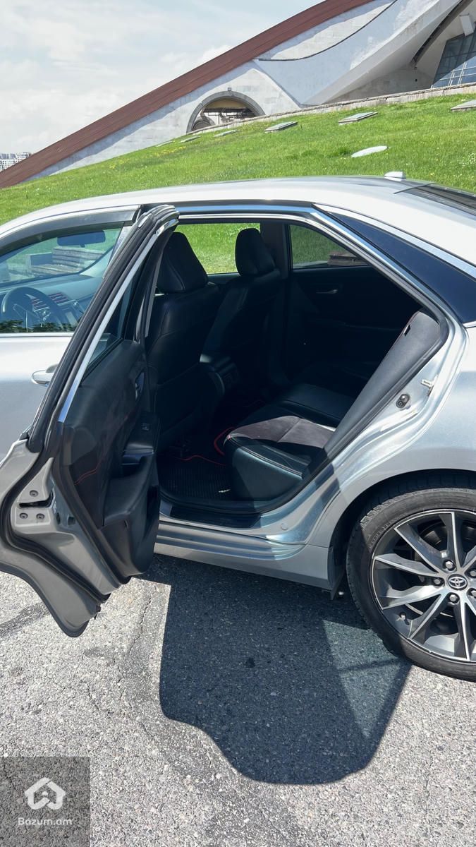 Toyota Camry XSE - image 7