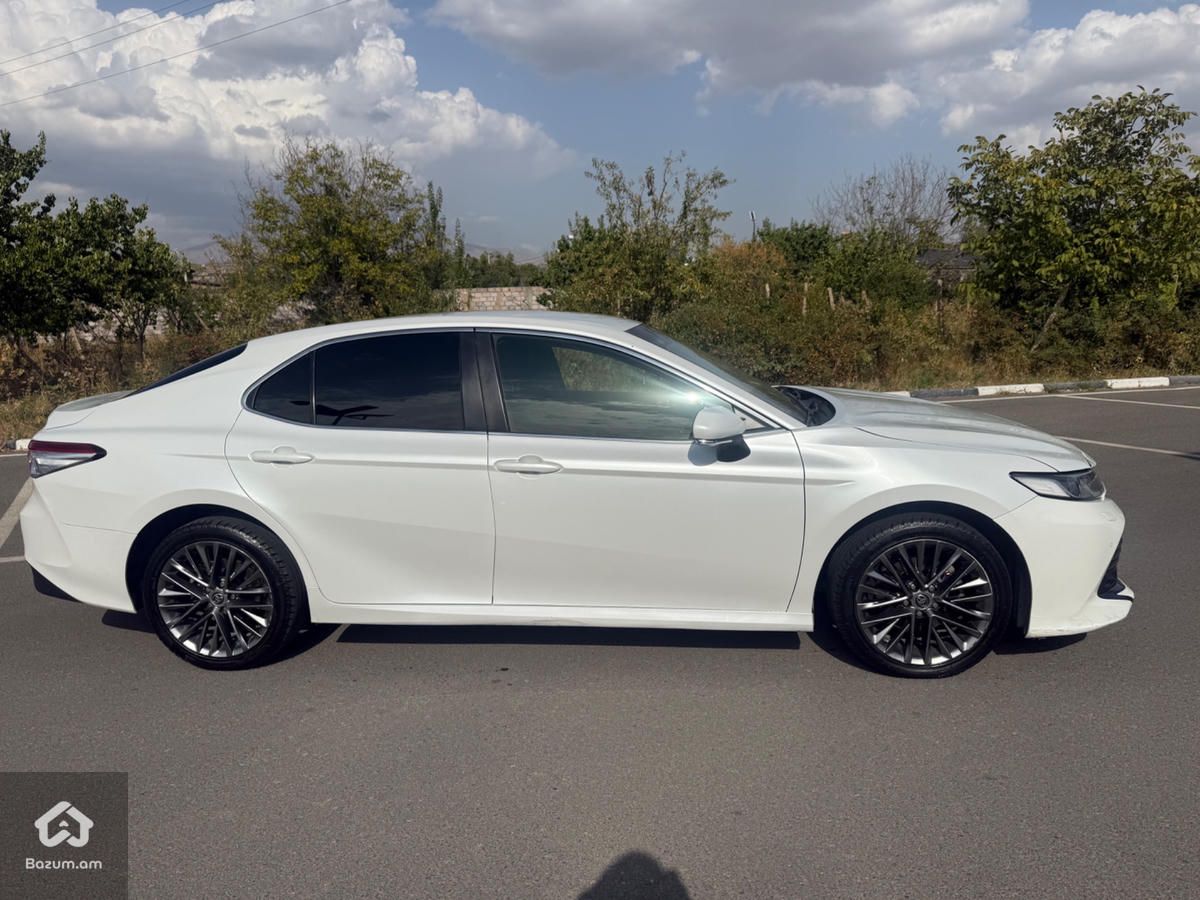 Toyota Camry 2018 - image 2