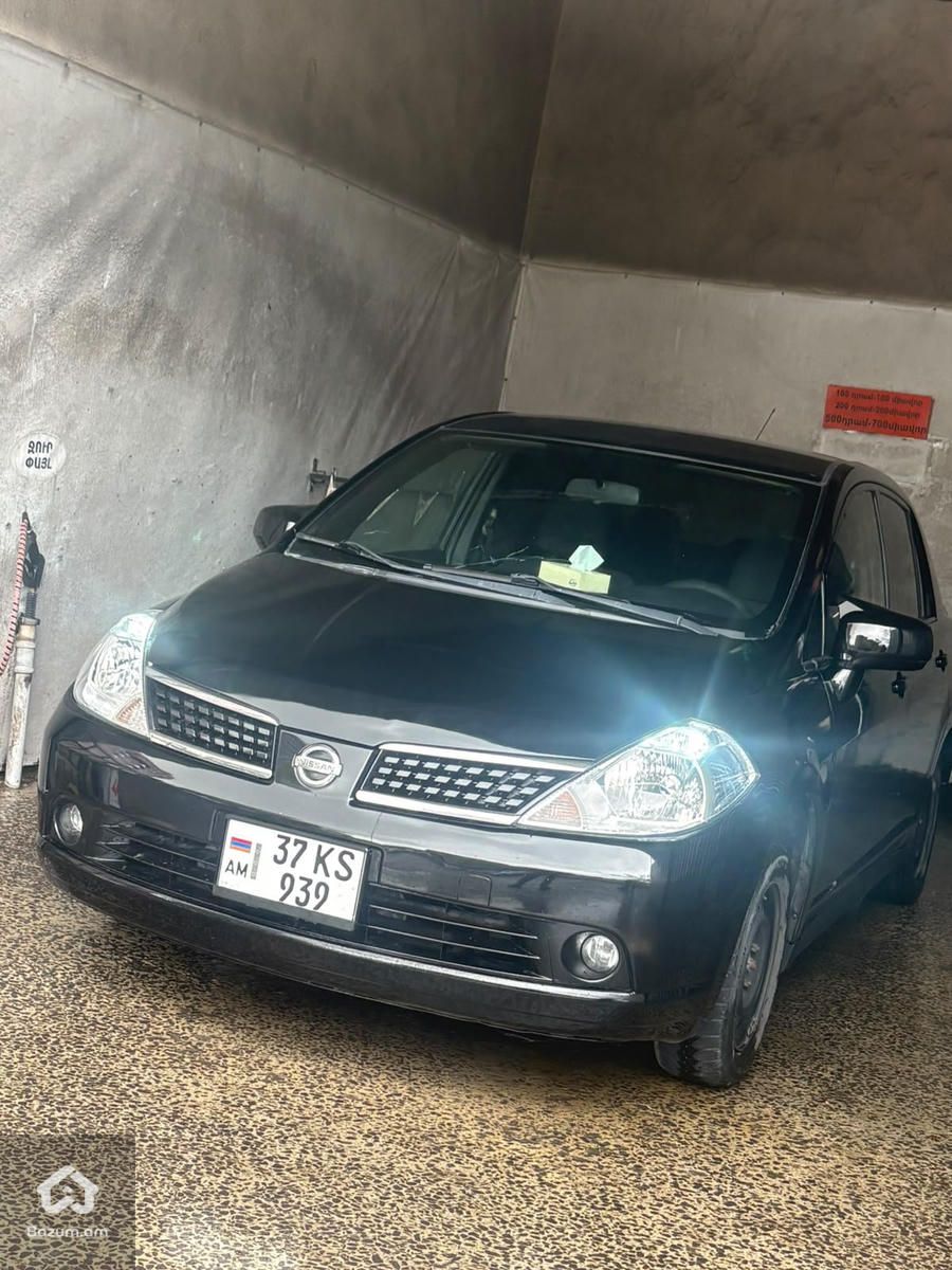 Nissan Versa - image 1