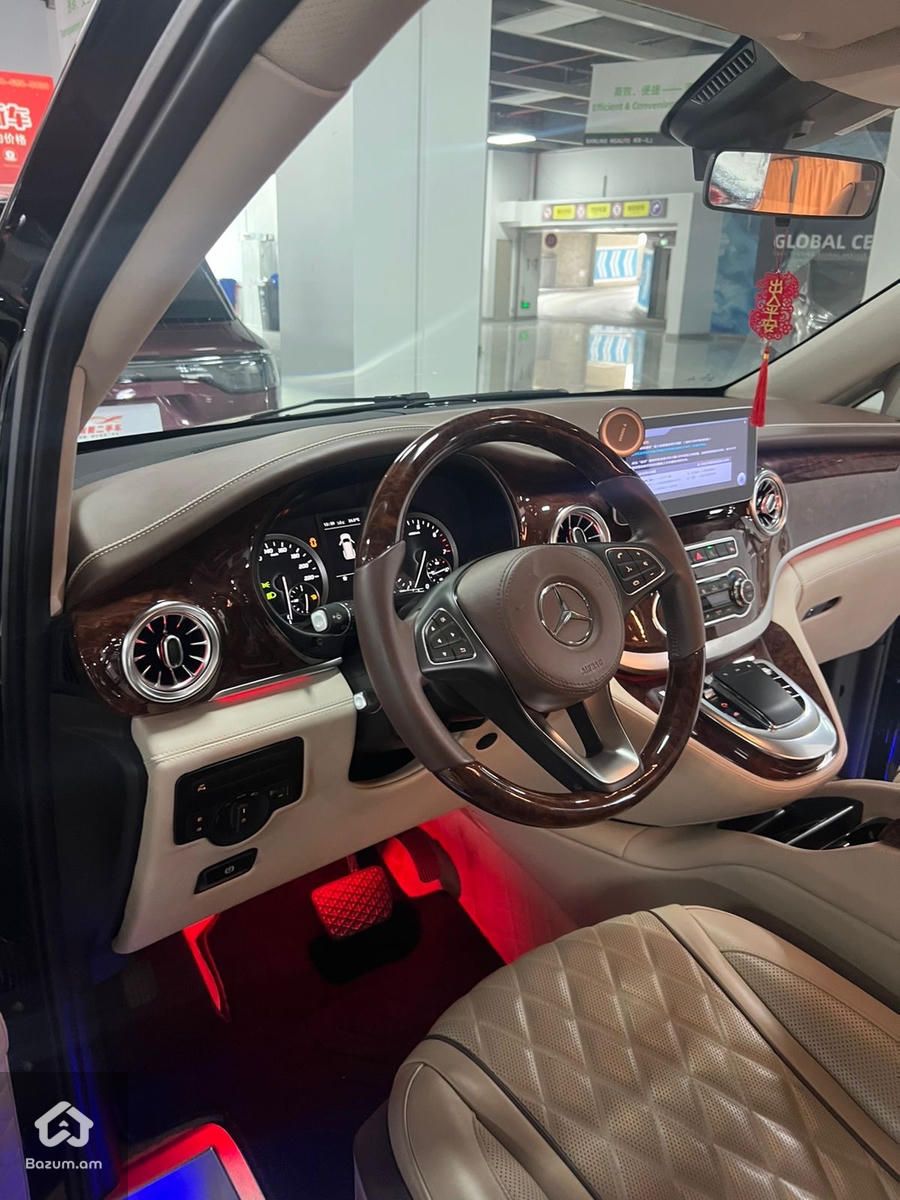 Mercedes-Benz V-Class Maybach V680 - image 8