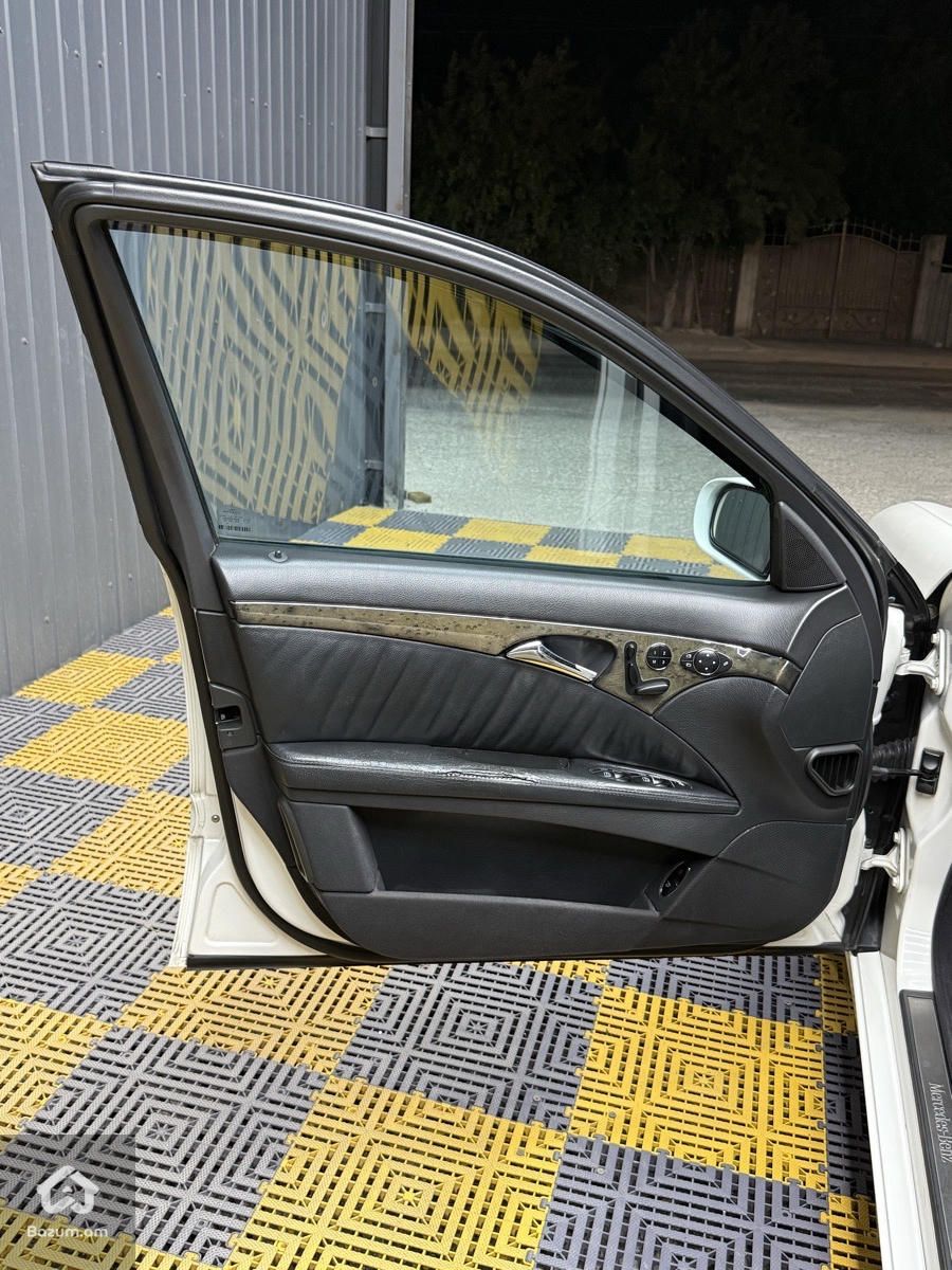 Mercedes-Benz 320 2002 - image 24