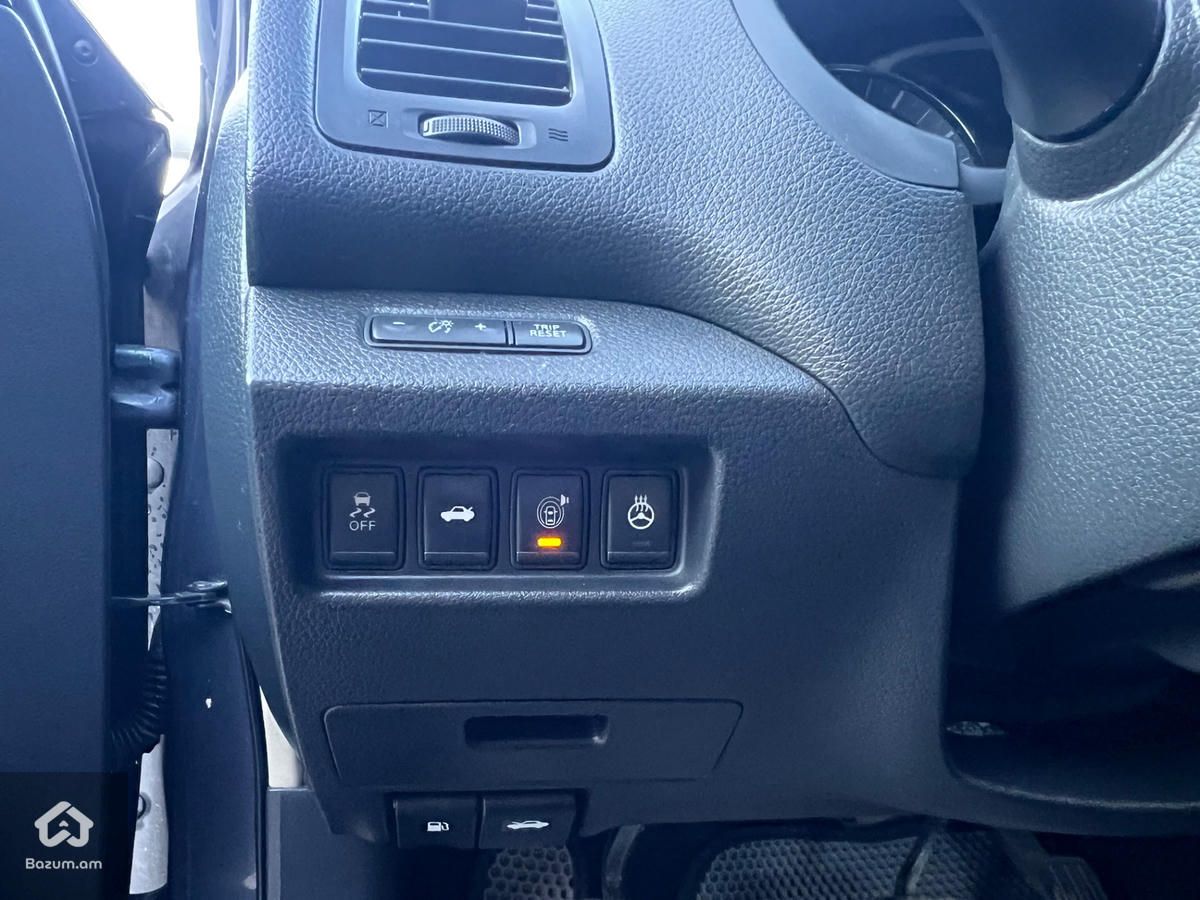 Nissan Altima - image 8
