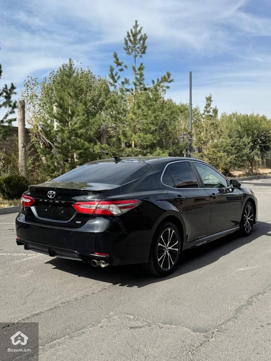 Toyota Camry SE - image 6