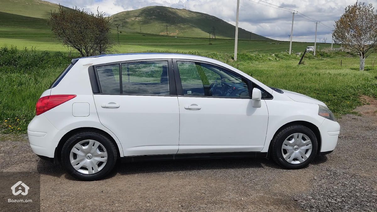 Nissan Versa - image 2