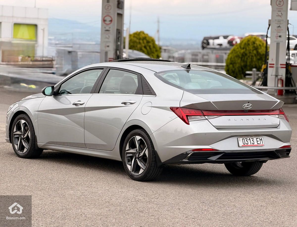 Hyundai Elantra Limited - image 3
