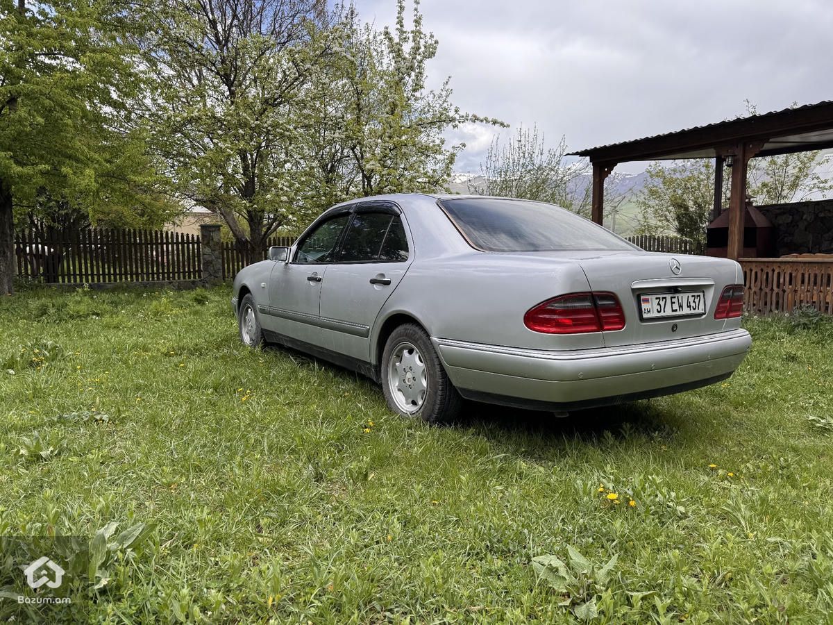 Mercedes benz E200 - image 2