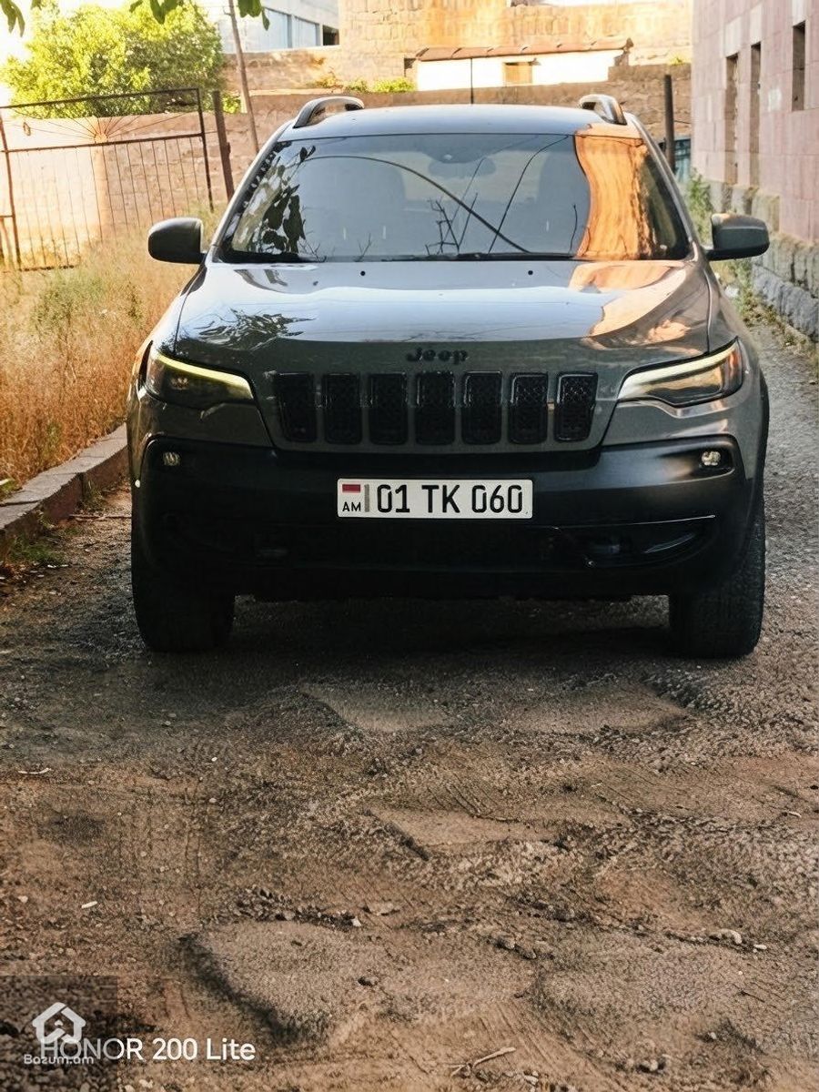 Jeep Cherokee 2019 - image 1