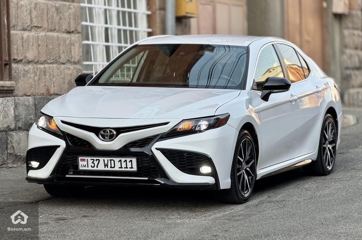 Toyota Camry 2022 - image 1
