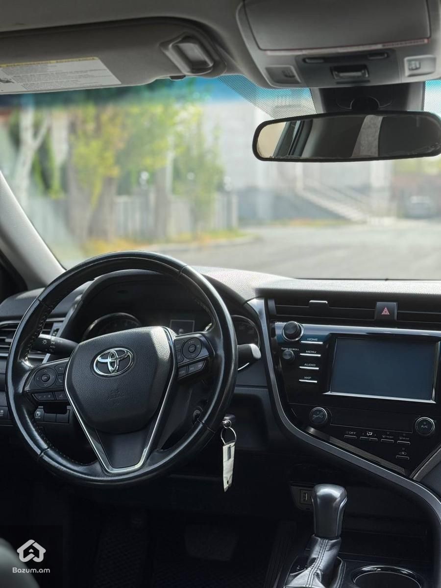 Toyota Camry SE - image 8