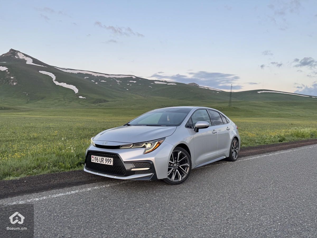 Toyota Corolla SE - image 2