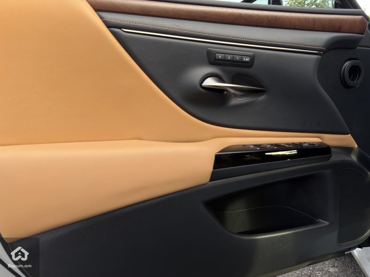 Lexus ES 250 2022 - image 13
