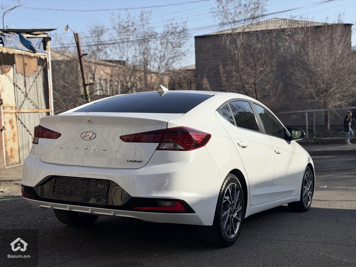Hyundai Elantra Limited  - image 3