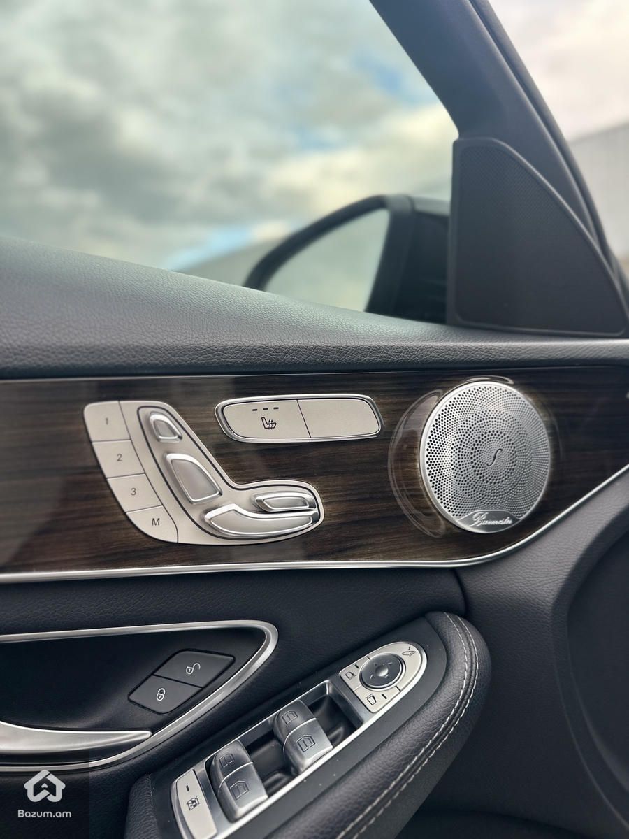 Mercedes Benz C300 - image 9