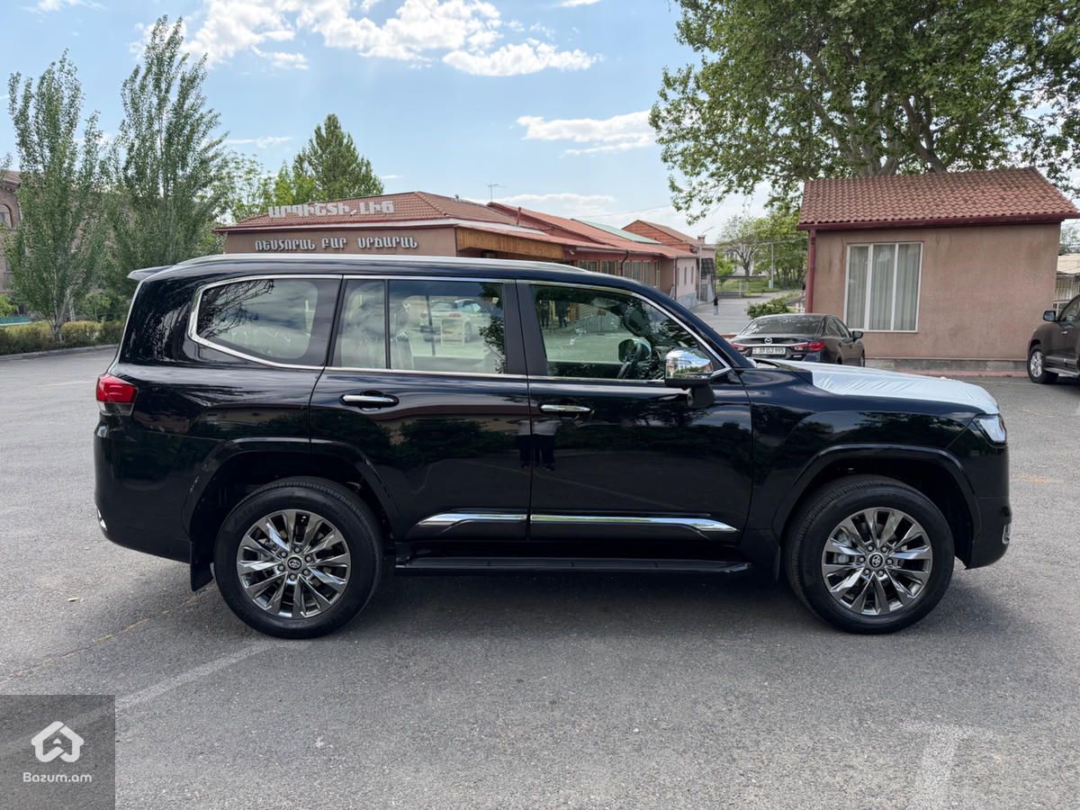 TOYOTA LAND CRUISER 300 - image 10