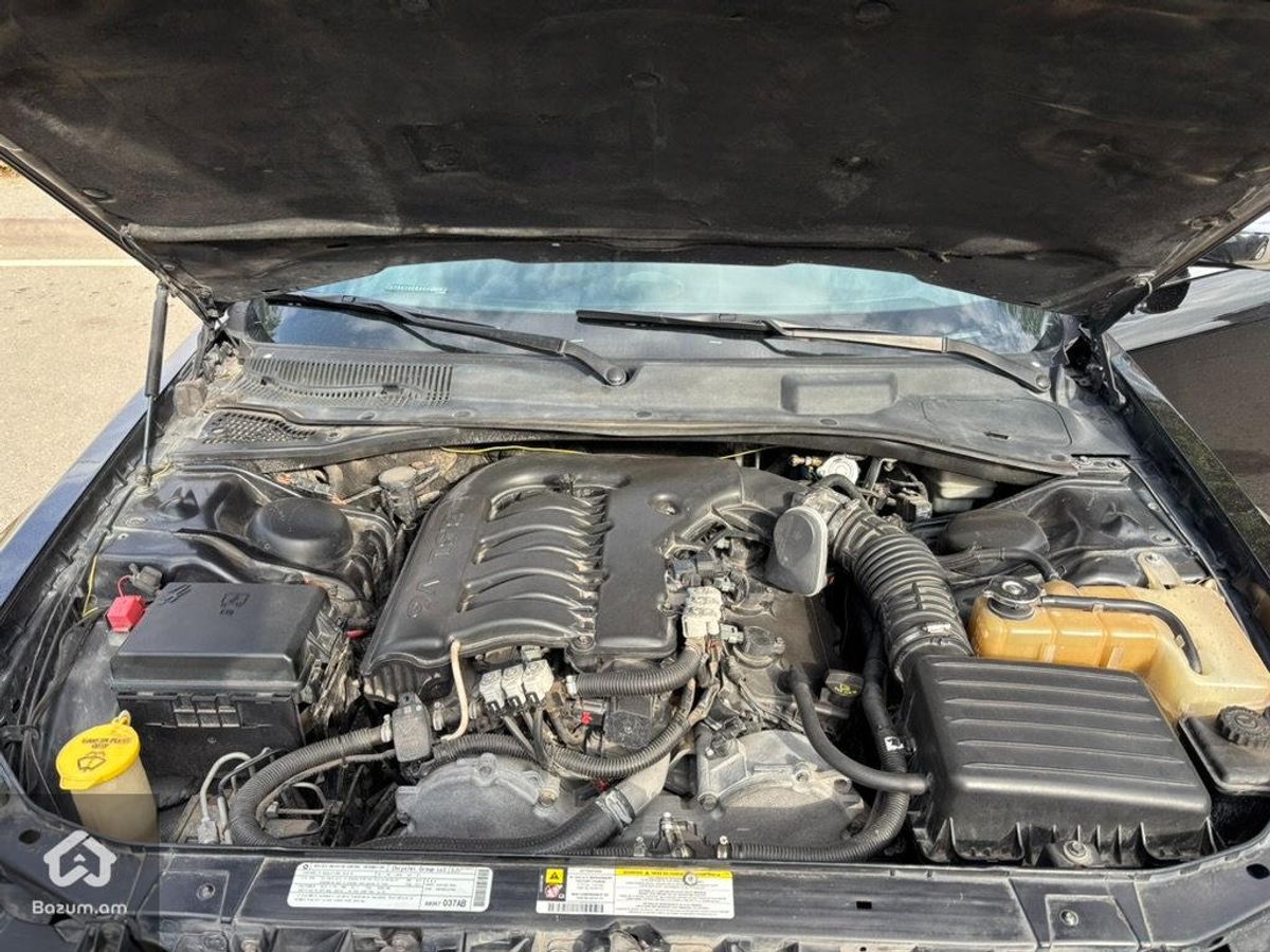 Chrysler 300C 2010 - image 10