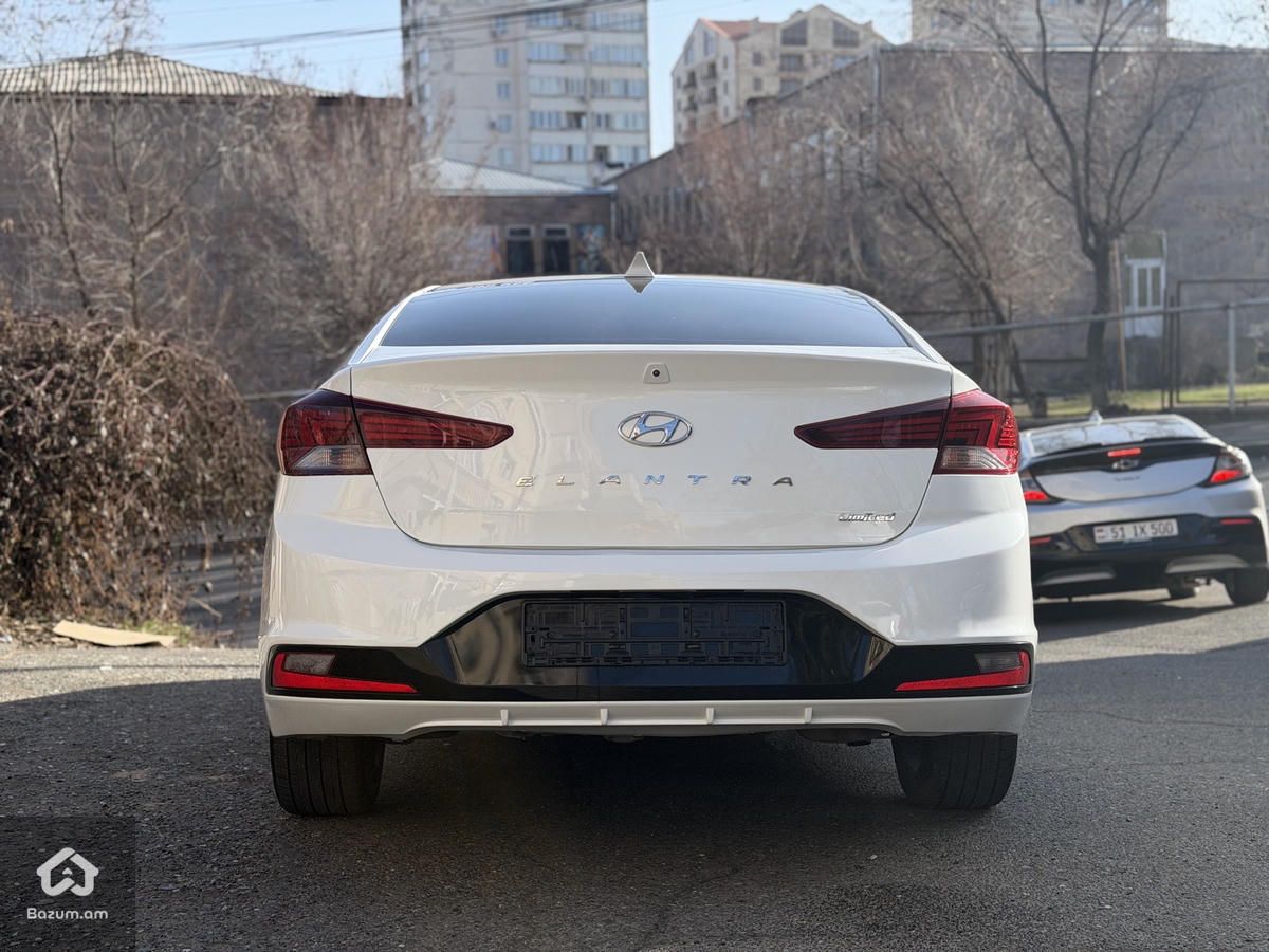 Hyundai Elantra Limited  - image 5