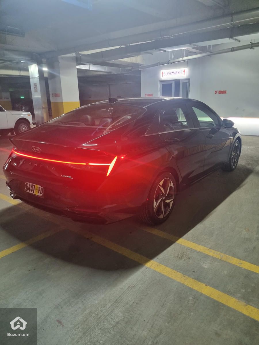 Hyundai Elantra Limited - image 7