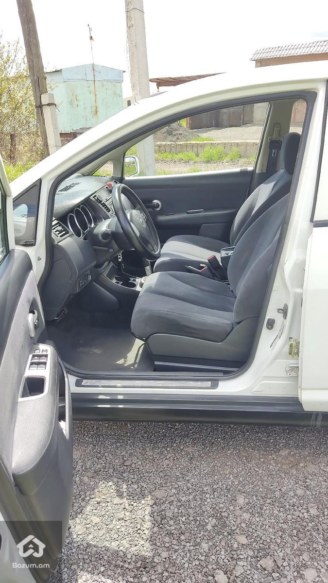 Nissan Versa - image 6