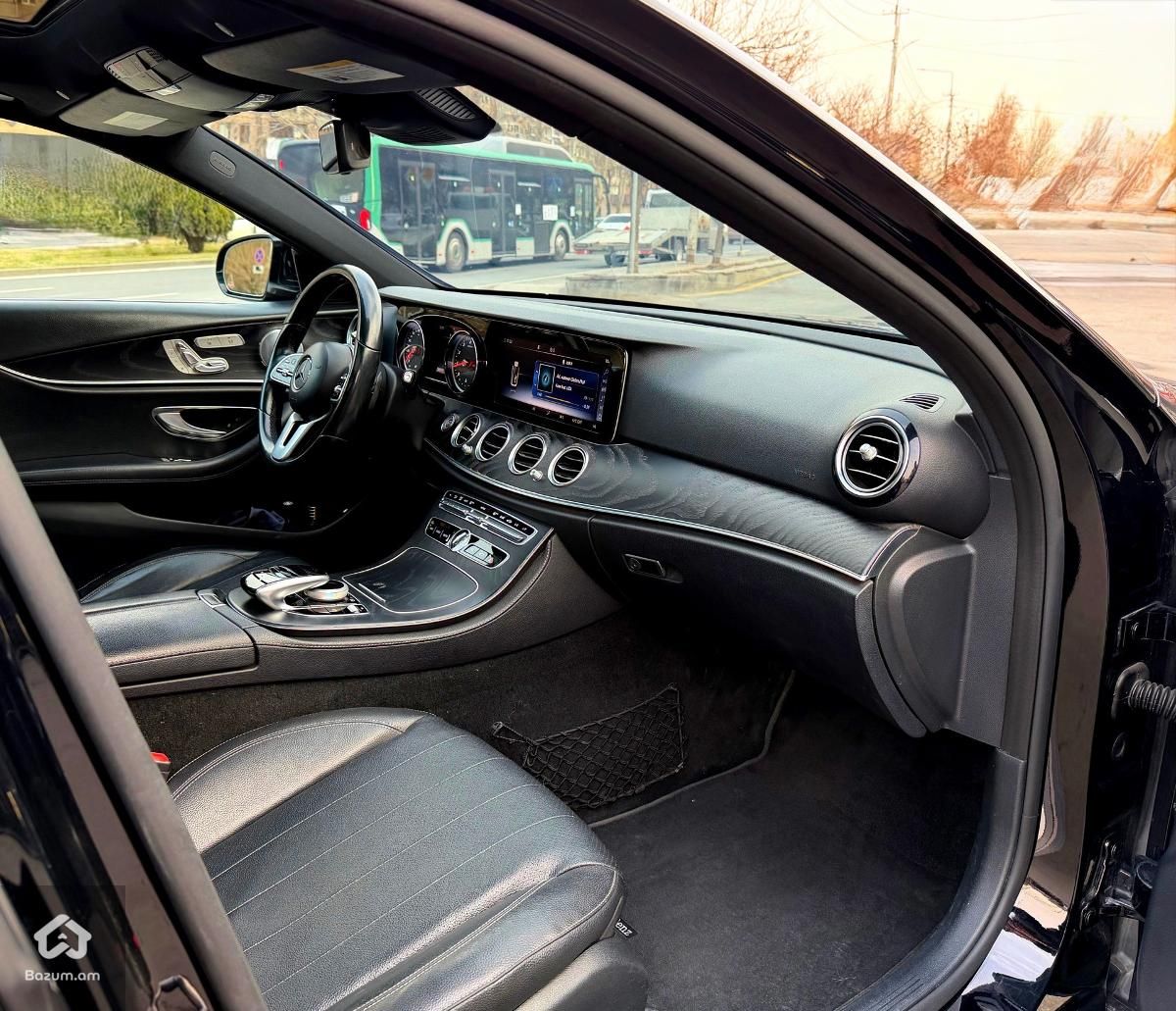 Mercedes Benz E300 - image 13
