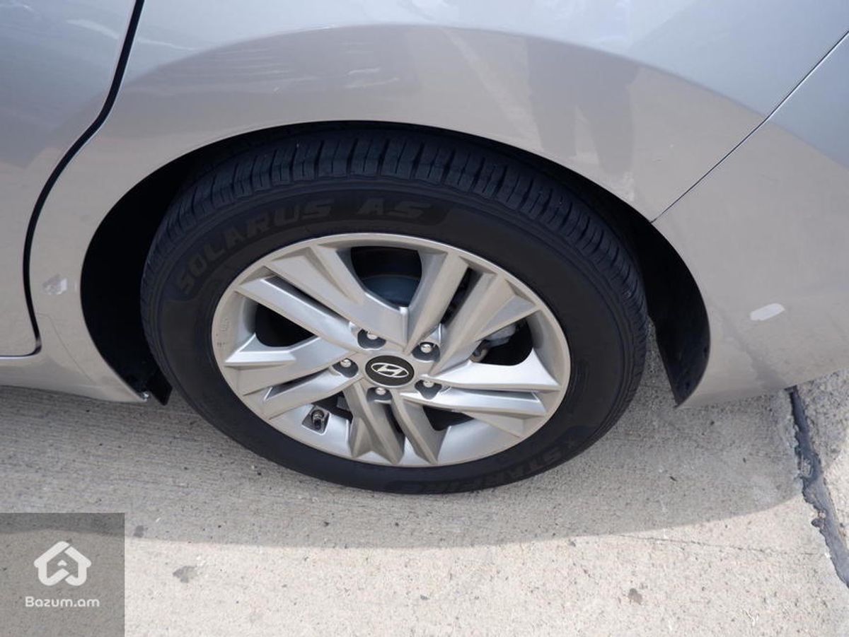 Hyundai Elantra 2020 - image 10