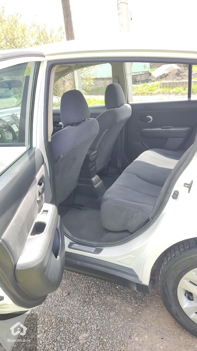 Nissan Versa - image 7