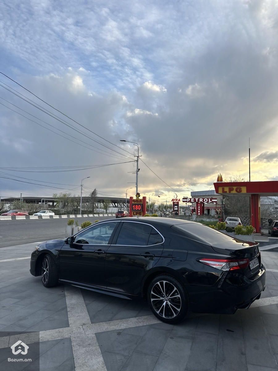 Toyota Camry 2018 - image 2