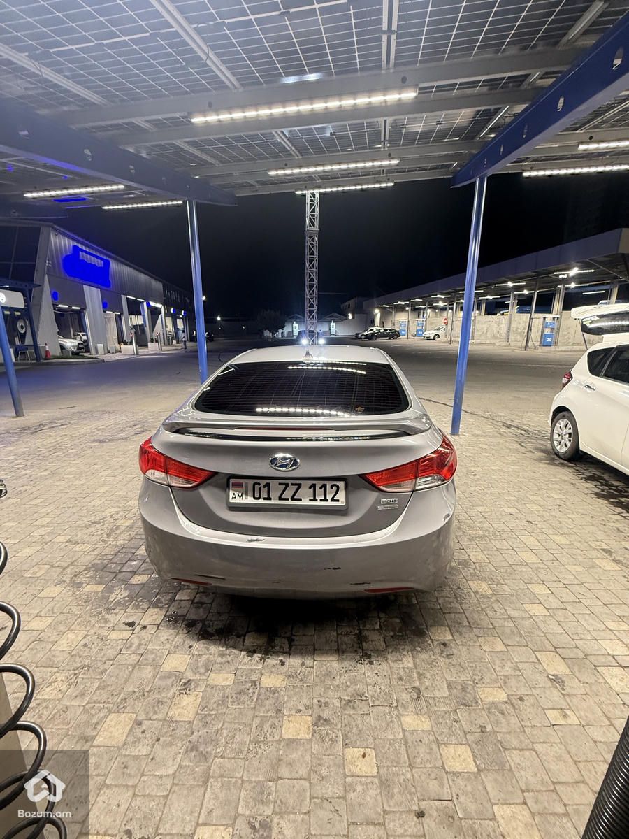 Hyundai Elantra Limited - image 6