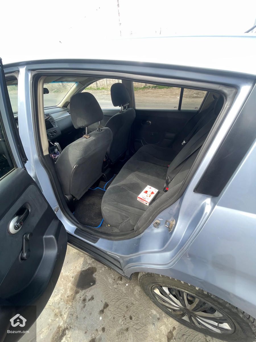 Nissan Versa - image 4