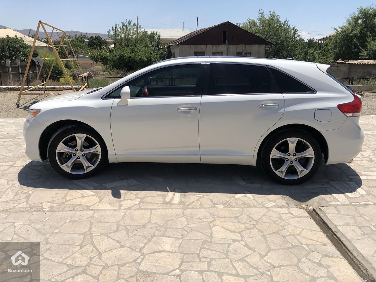 Toyota Venza - image 1