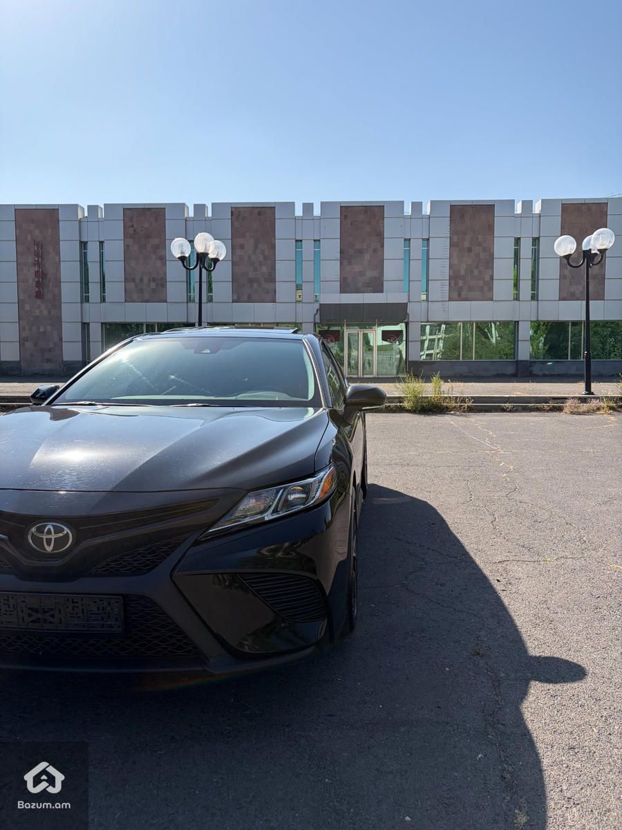 Toyota Camry SE 2020 - image 2
