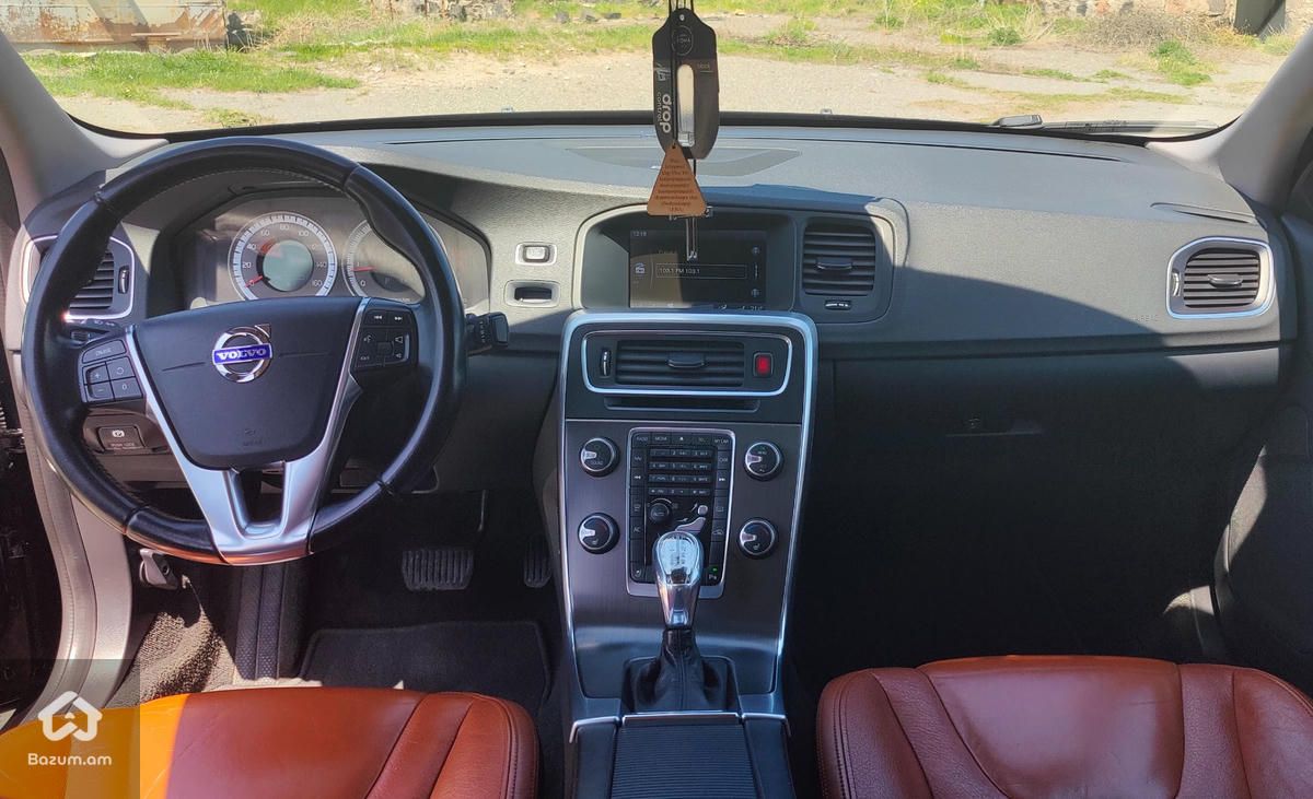 Volvo S60 2013 - image 1