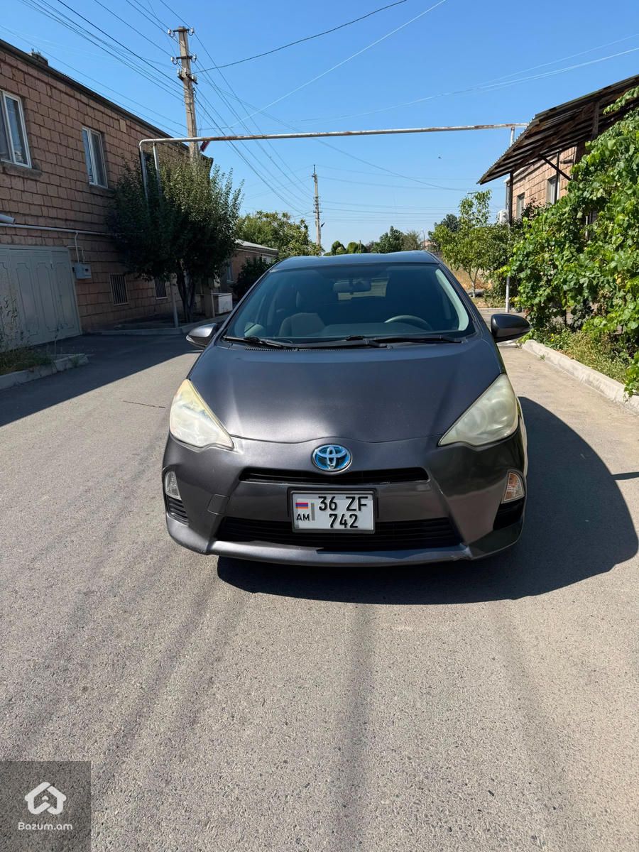 Toyota Prius 2013 - image 1
