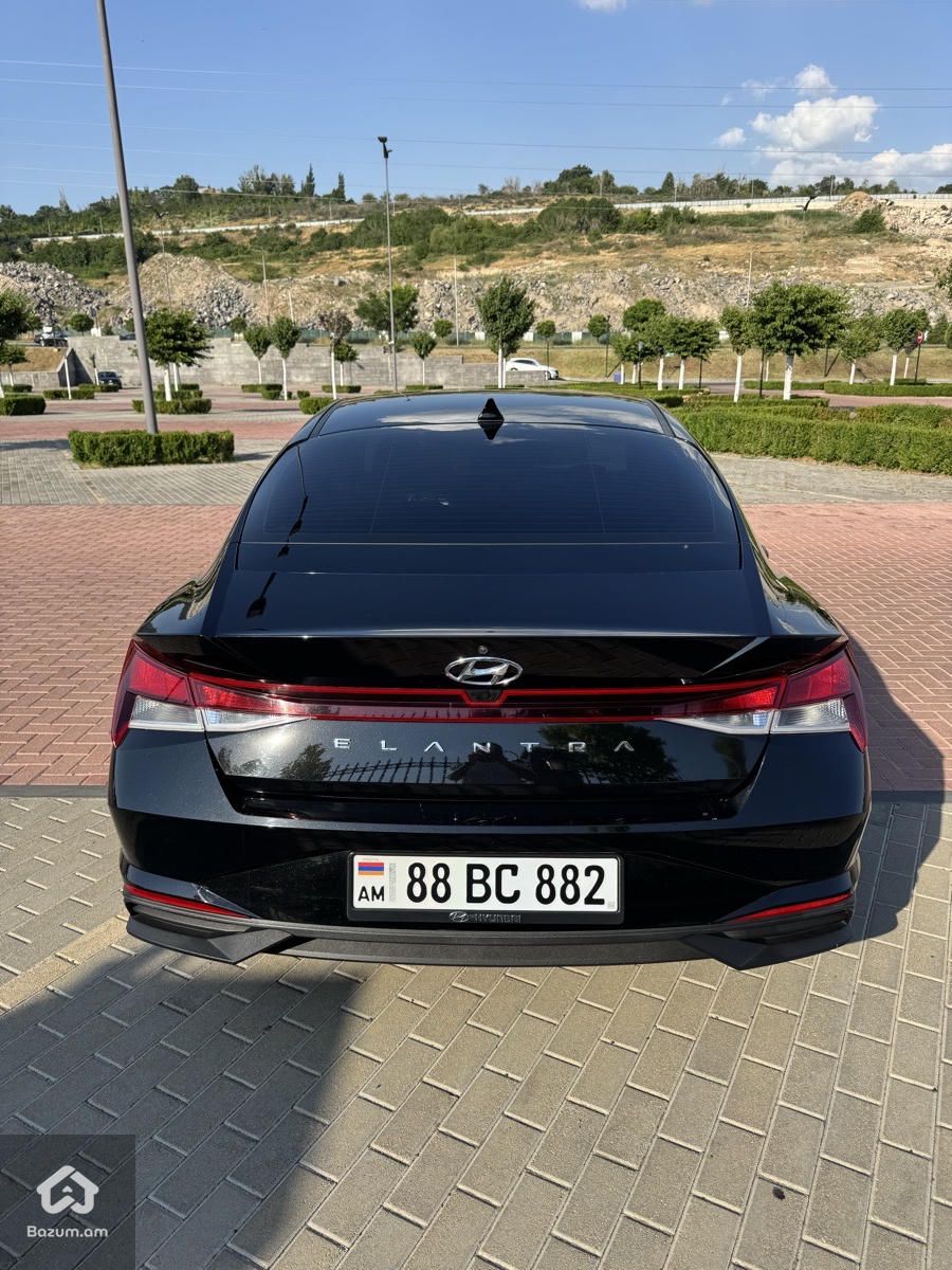 Hyundai Elantra - image 3