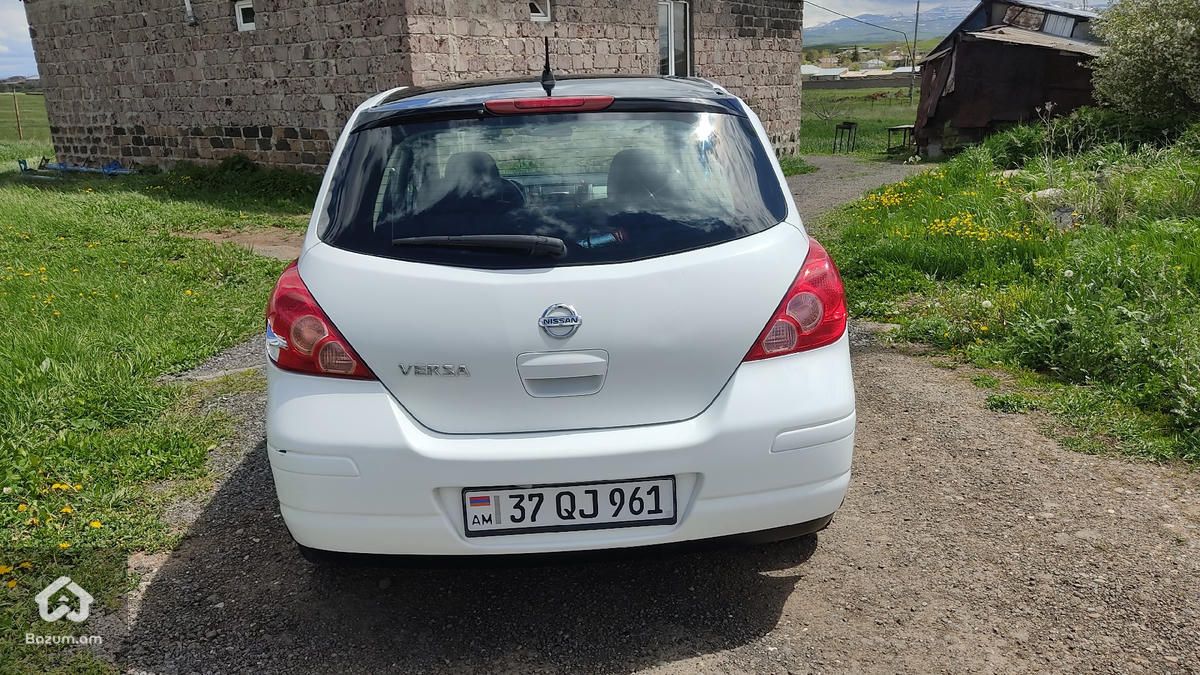 Nissan Versa - image 5