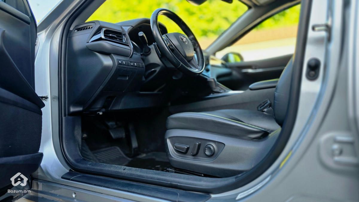 Toyota Camry SE 2.5L - image 13