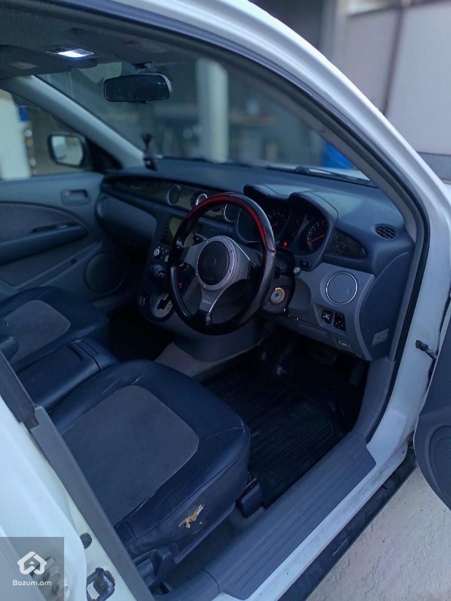 Mitsubishi Airtrek - image 6