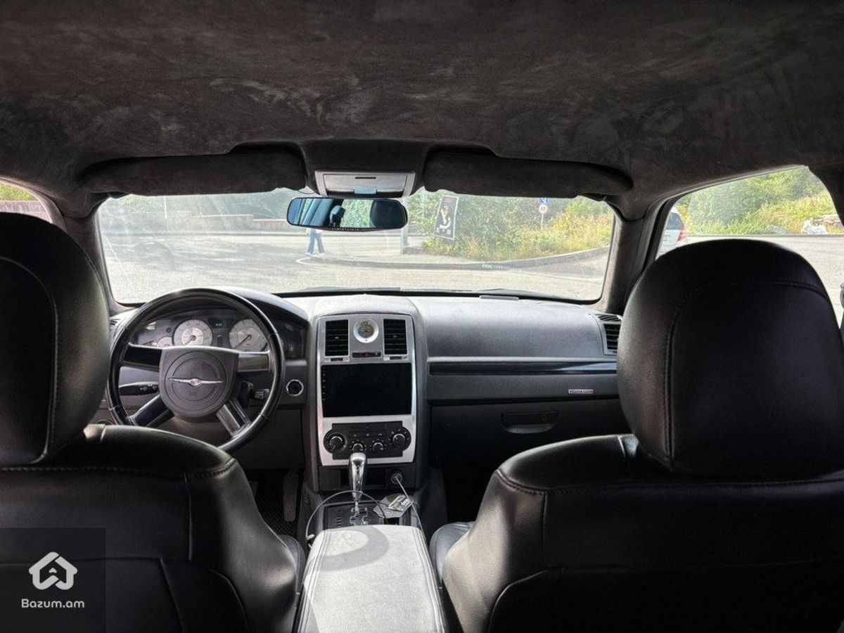 Chrysler 300C 2010 - image 8