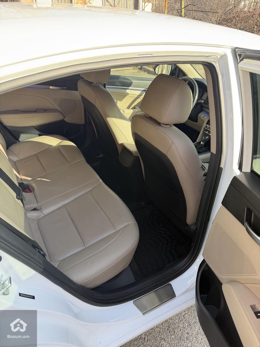 Hyundai Elantra Limited  - image 11
