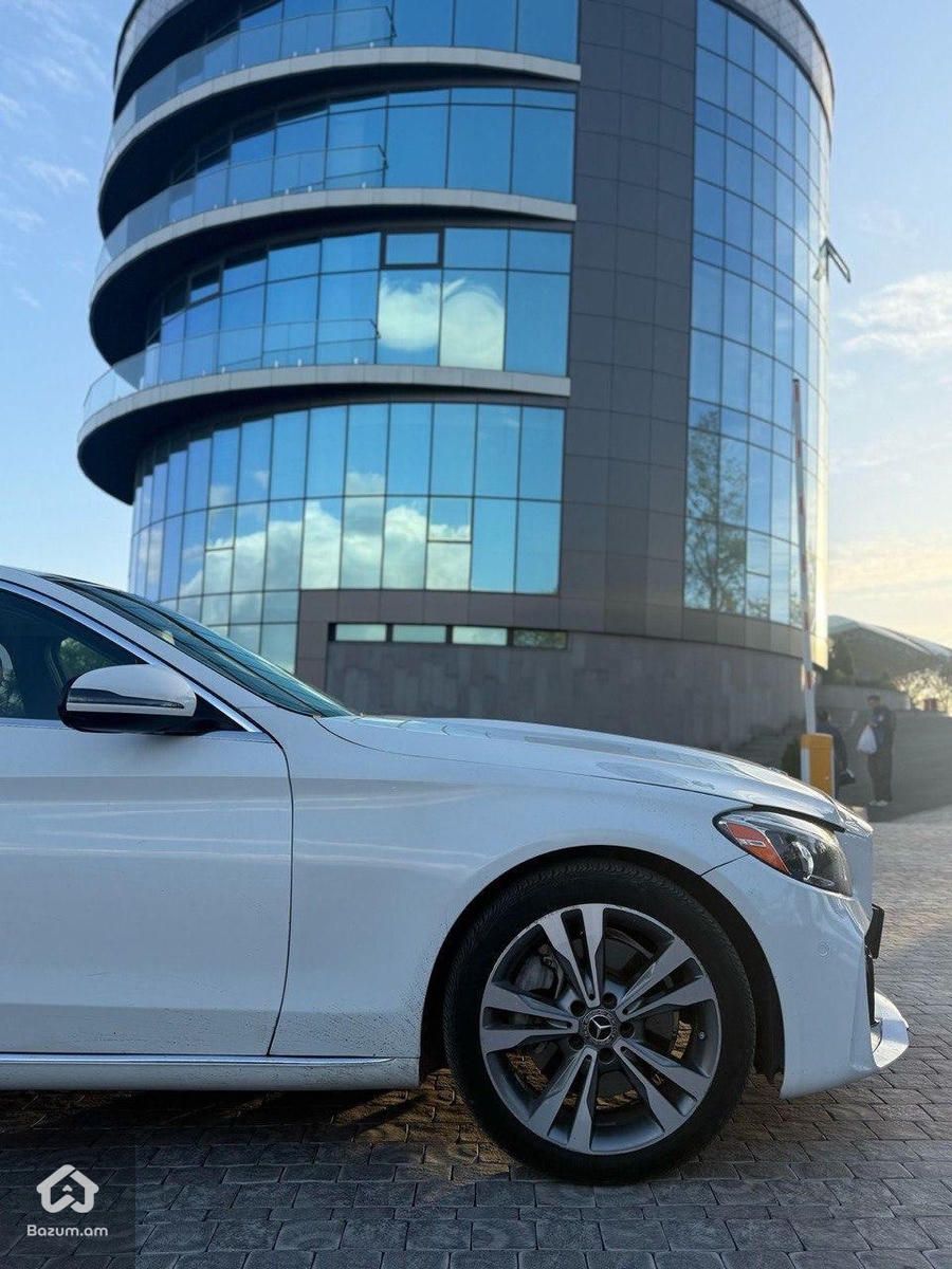 Mercedes Benz C300 - image 5