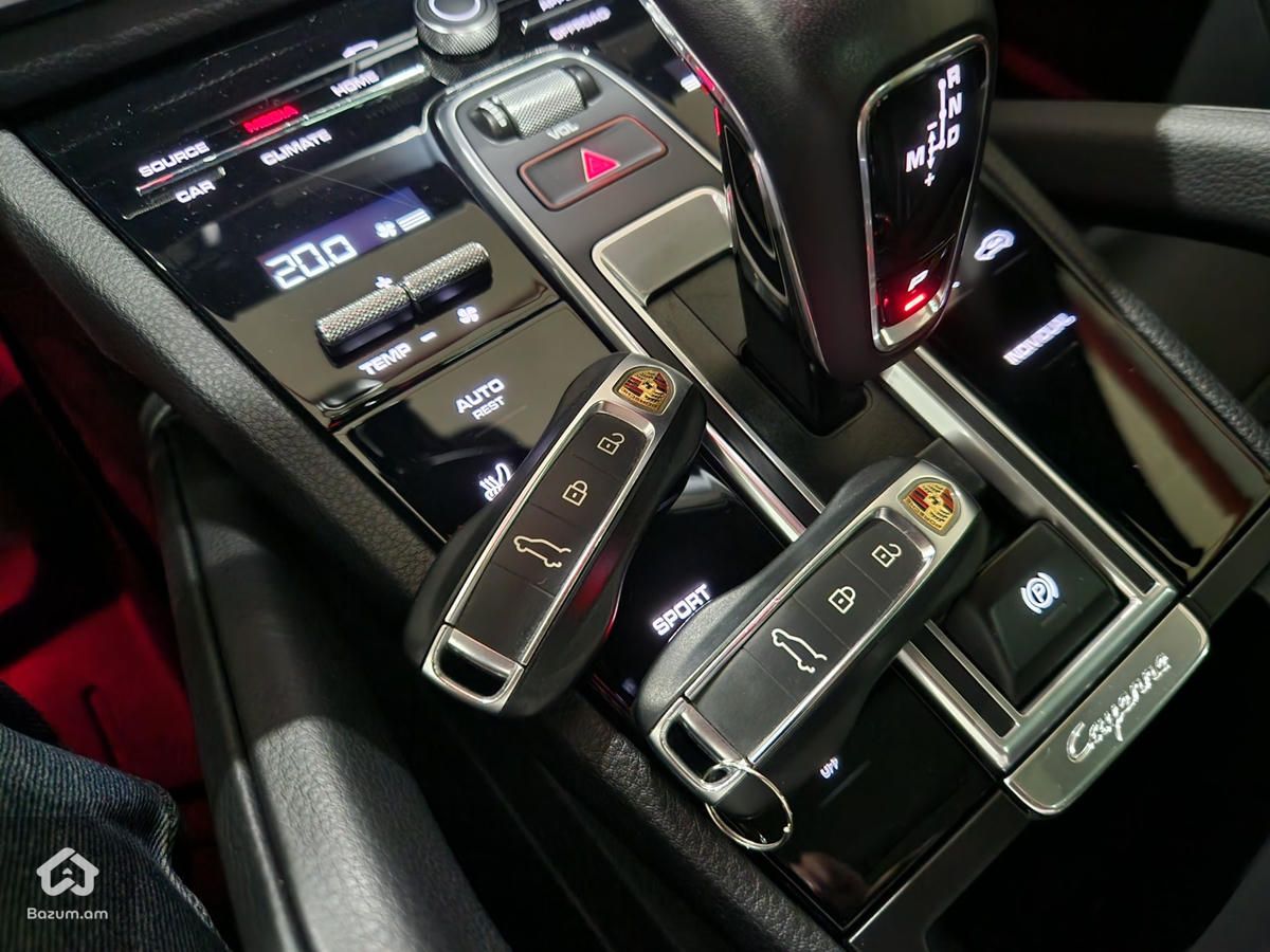 Porsche Cayenne 2022 - image 10