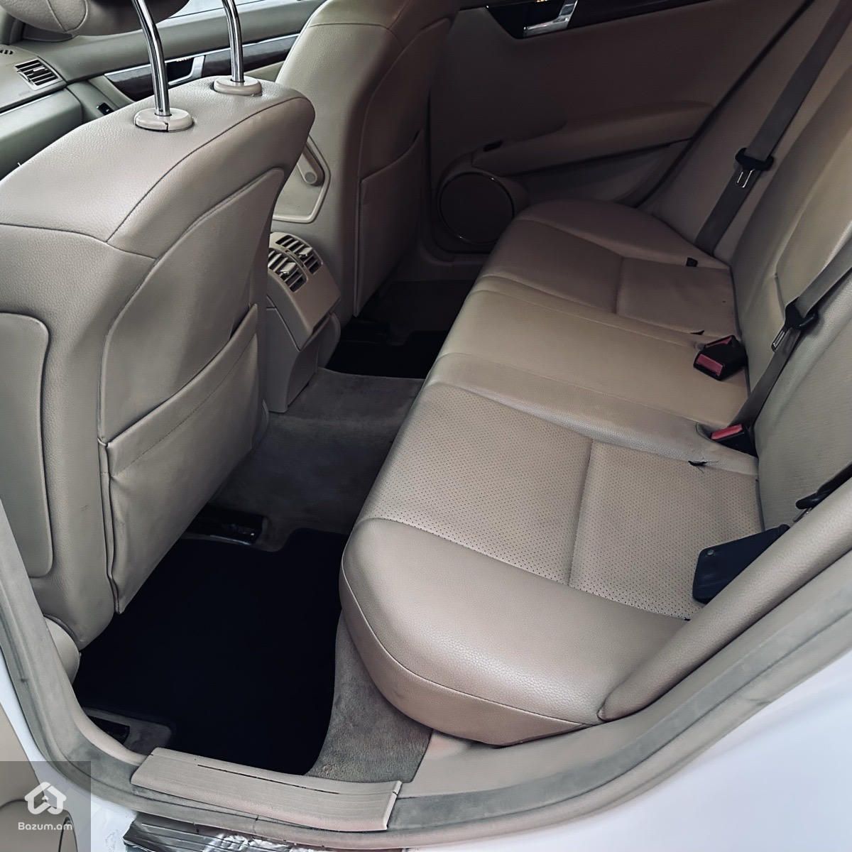 Mercedes-Benz W204 C300 - image 11