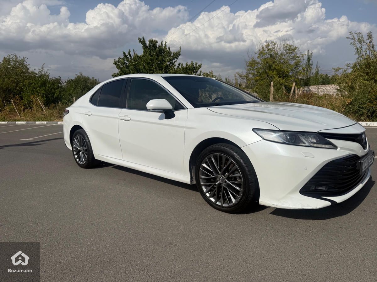 Toyota Camry 2018 - image 1